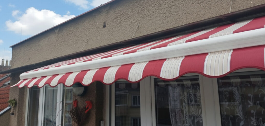 výsuvná markýza s novým potahem v červenobílé barvě