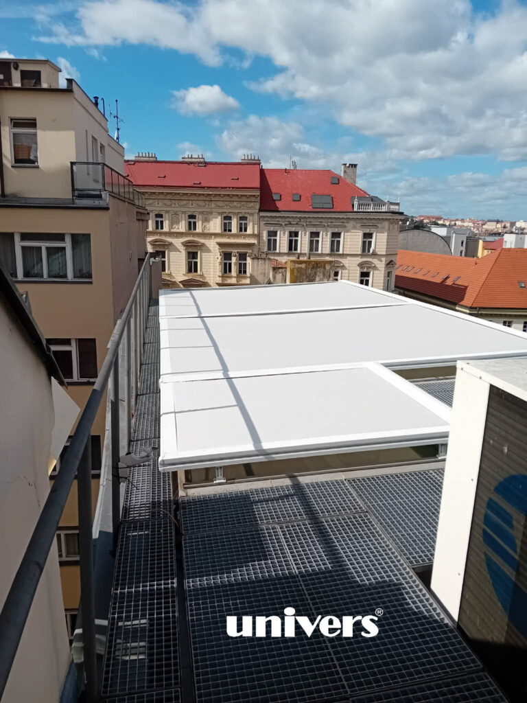 Stínění zasklené střechy na míru v Praze